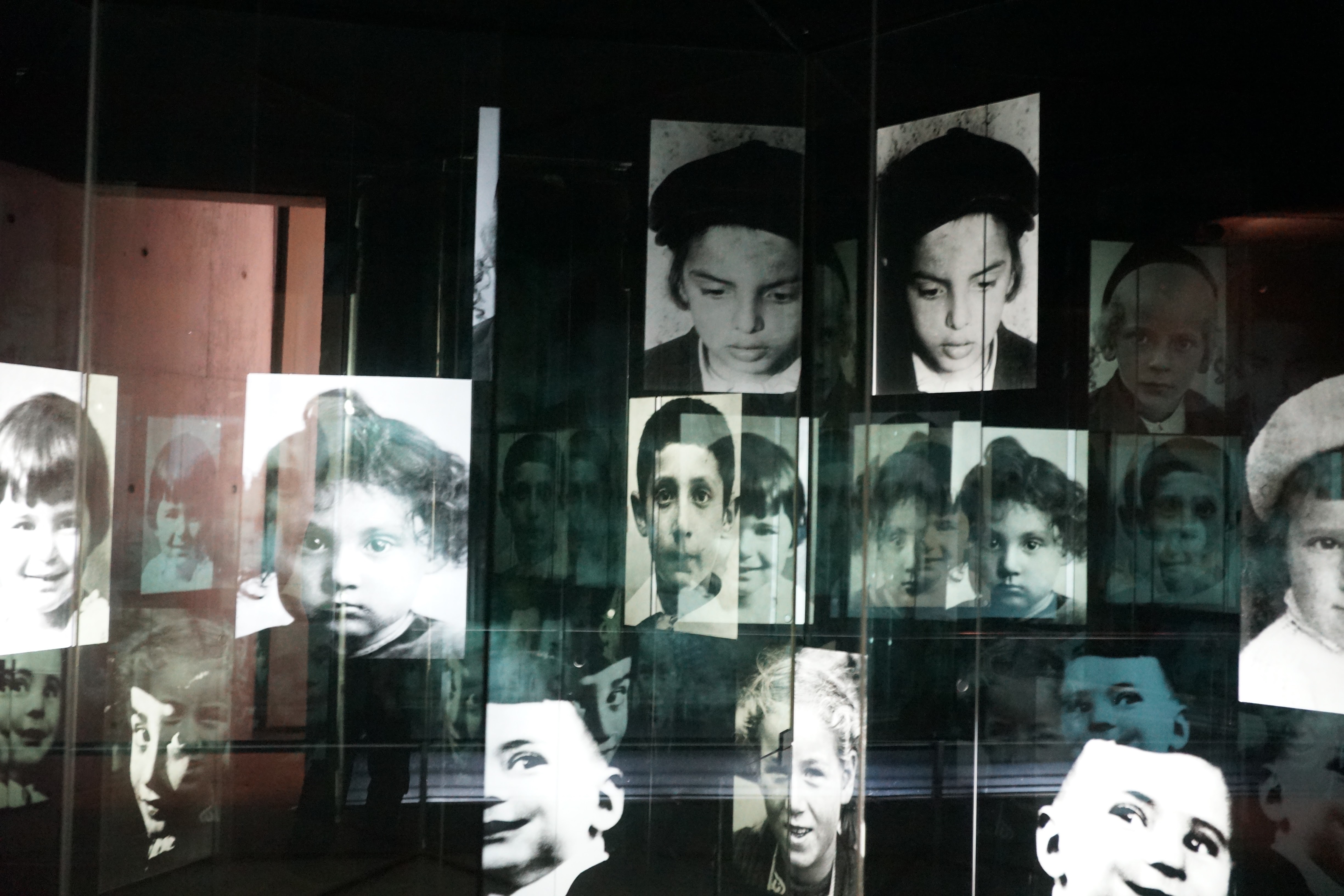 昔イスラエルで訪れたホロコーストの博物館、ヤド・ヴァシェムにおける展示のひとつ。