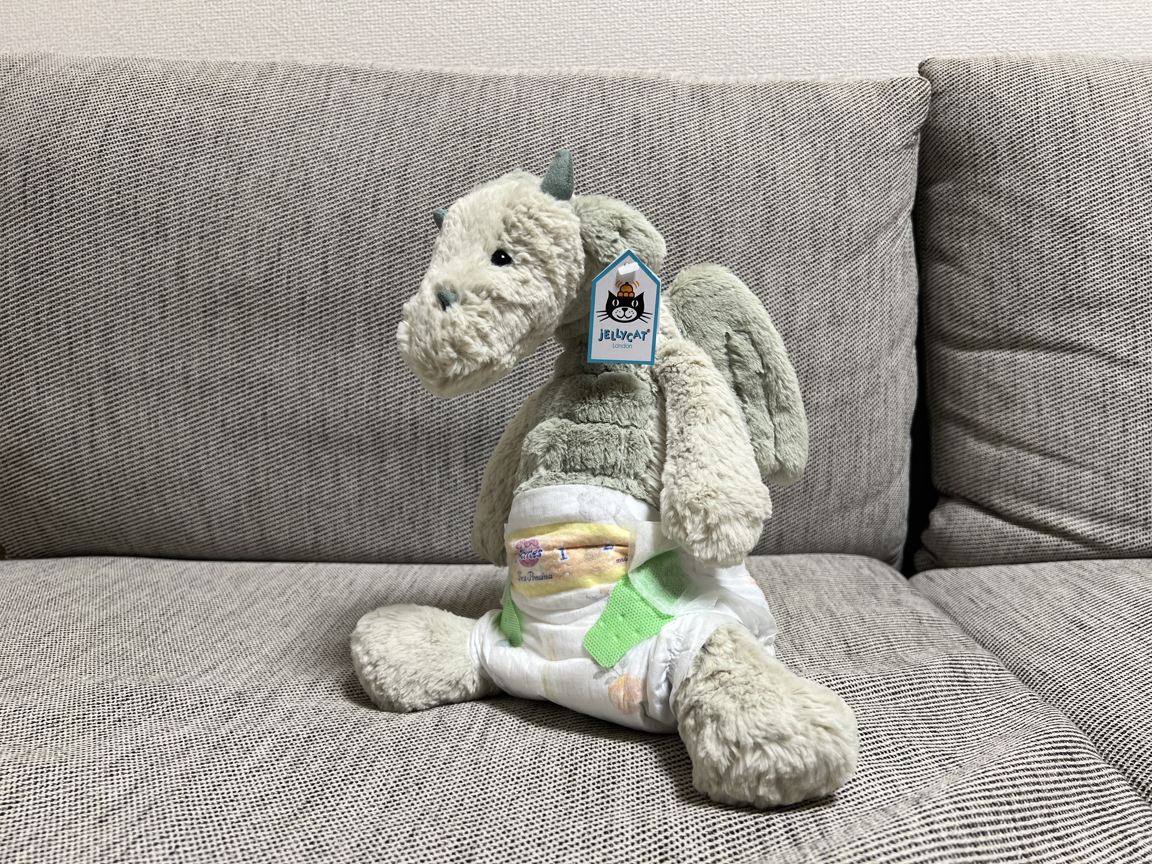 辰年に産まれてくる我が子を見据えて、ドラゴンのぬいぐるみでおむつを付ける練習をしていた