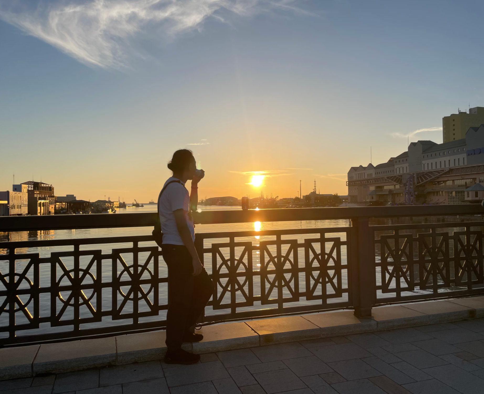 夕日の街、釧路にて