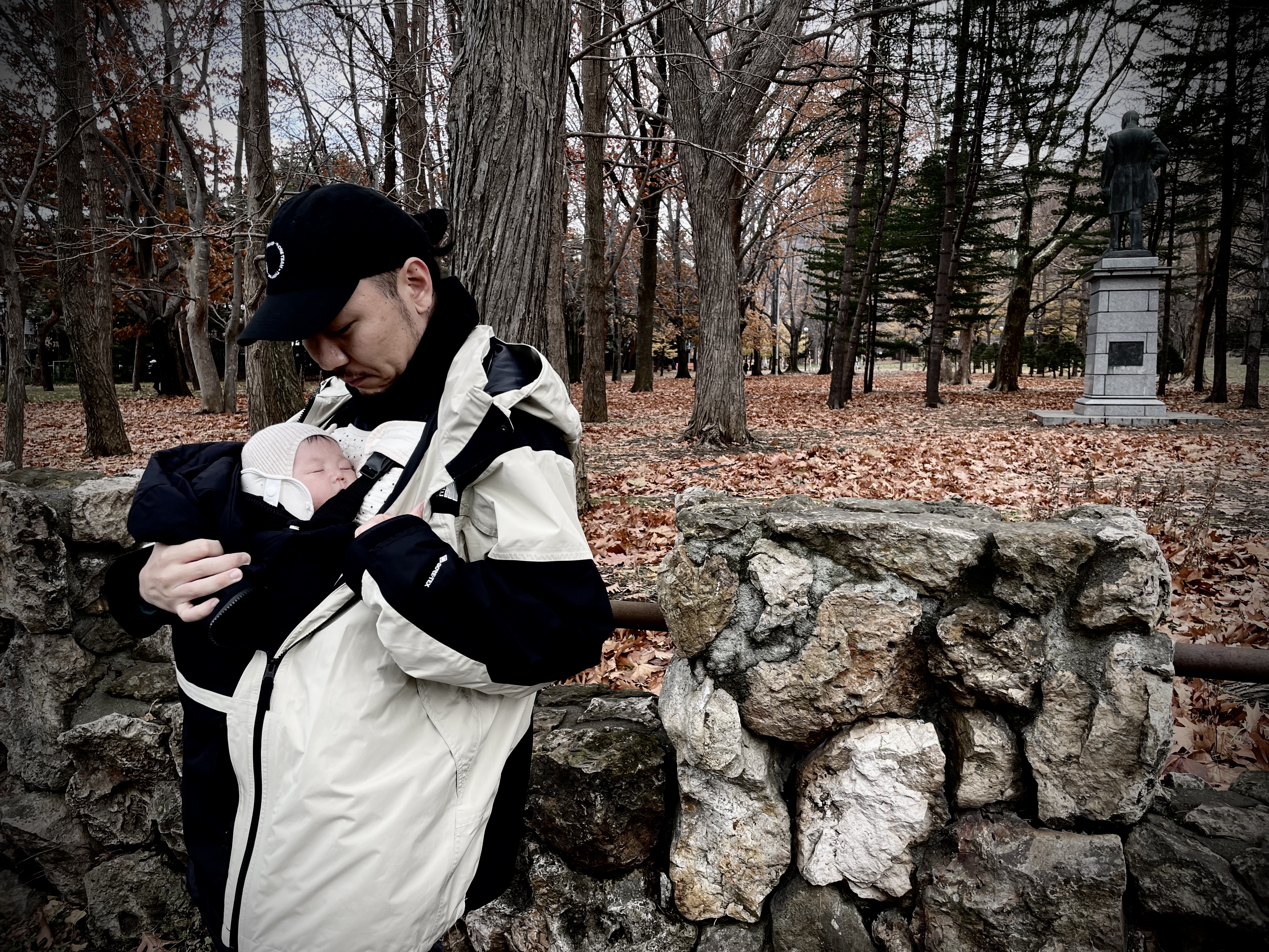 一ヶ月検診を終え、ようやく外出できるようになった頃に終わりかける秋、近所の公園にて