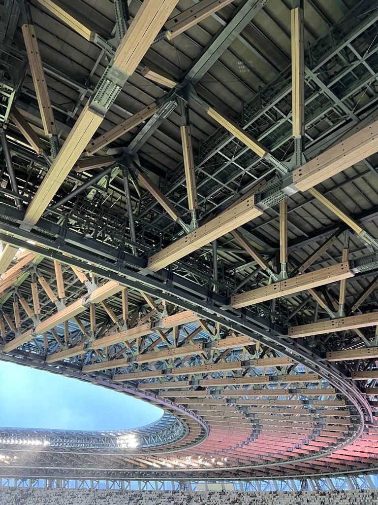 隈研吾らしく木を使った天井